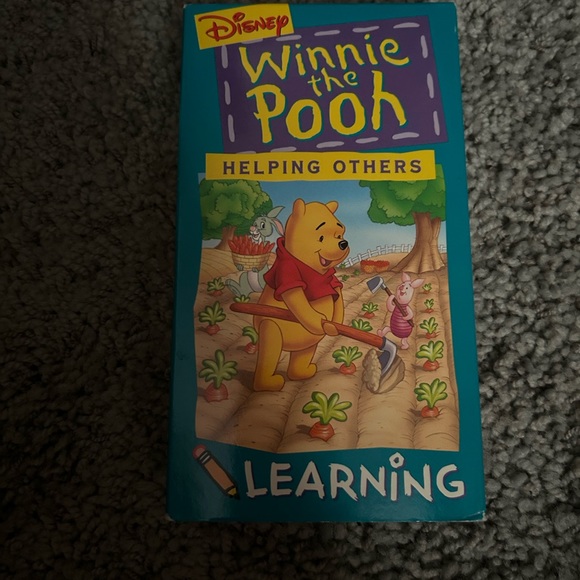 Winnie the Pooh helping others vhs - Picture 1 of 2